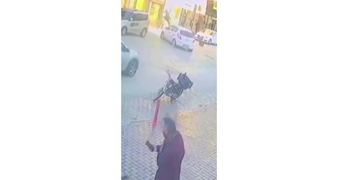 Motosikletli otomobile çarptı, ticari aracın üzerine düştü