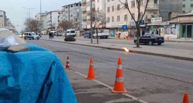 Iğdır’da akıl al almaz olay: Alev alan tüpü yolun ortasına attı