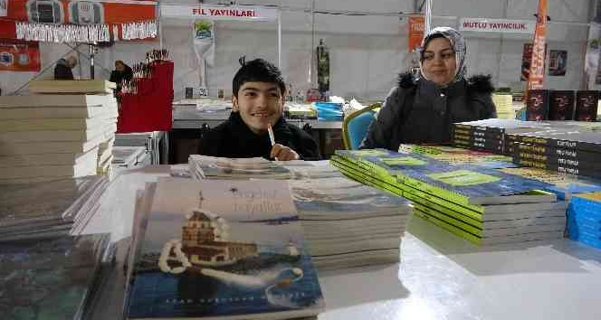 Doğuştan engelli yazar, kitap fuarının gözdesi oldu