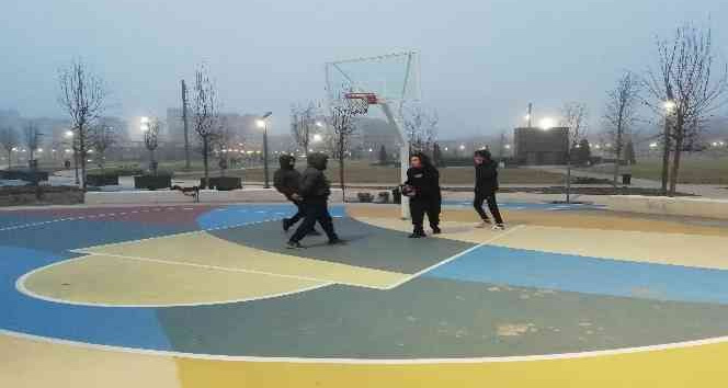 Soğuk havaya rağmen spor yapmaya devam ettiler