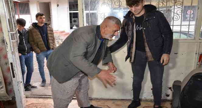 Çeyrek asırlık berber, 3 yıldır engelli ve yaşlı vatandaşlara ücretsiz hizmet veriyor