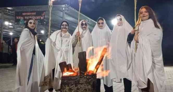 ’Koleda’ gecesinde korkunç kıyafetler giyip vatandaşları korkuttular