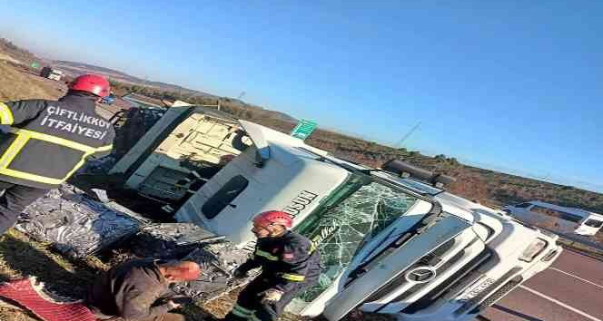 Yalova’da kontrolden çıkan tır devrildi: 1 yaralı