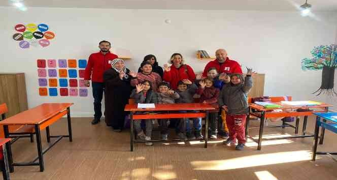 Kızılay’dan öğrencilere mont desteği
