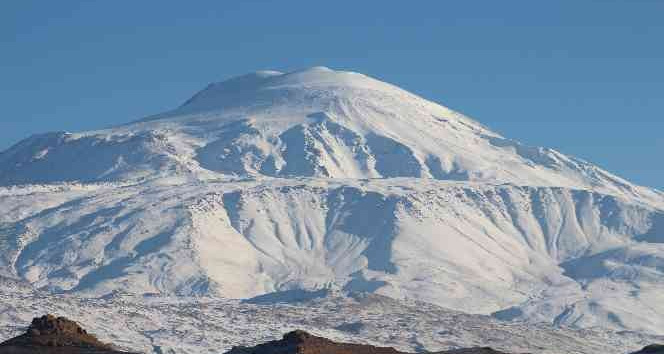 Bulutlar çekildi, Ağrı Dağı ortaya çıktı