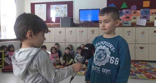 Gazetecilik mesleği tanıtılan anaokulu öğrencileri kendi haberlerini kendileri yaptı
