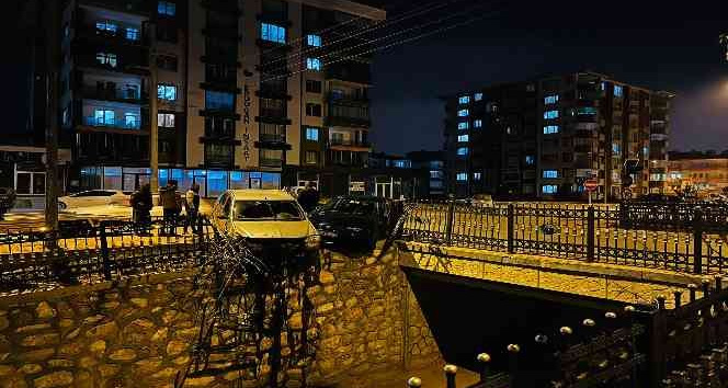 Kaza yapan otomobiller kanal kenarında asılı kaldı