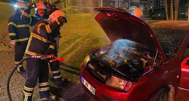 İtfaiyenin erken müdahalesi, otomobili tamamen yanmaktan kurtardı