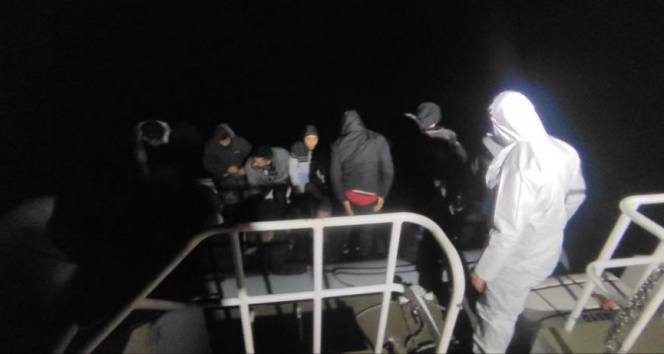 Ayvalık açıklarında 17 düzensiz göçmen yakalandı