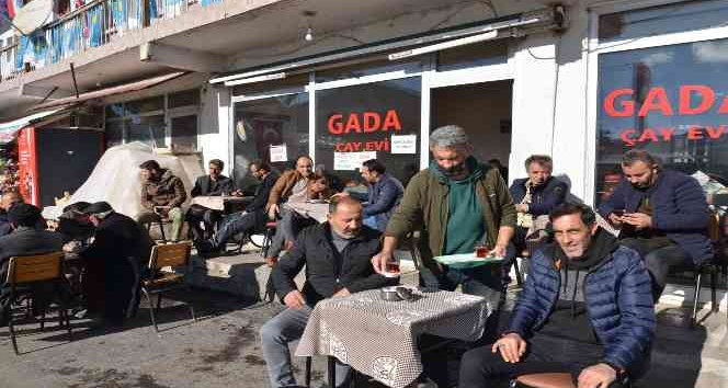 Tercan’da zemheri ayında vatandaşlar güneşli havanın tadını çıkarıyor