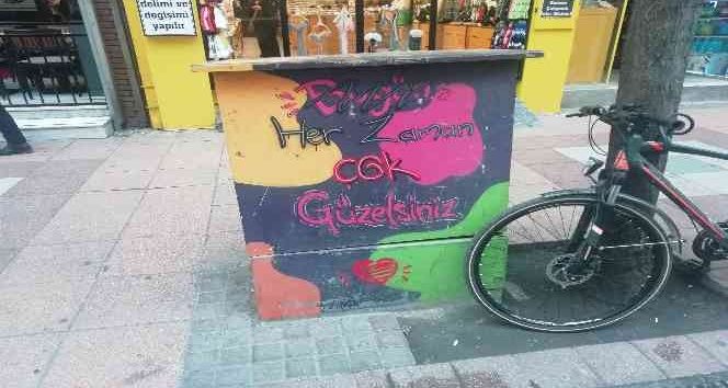 Elektrik kutusunun üstündeki pozitif mesaj