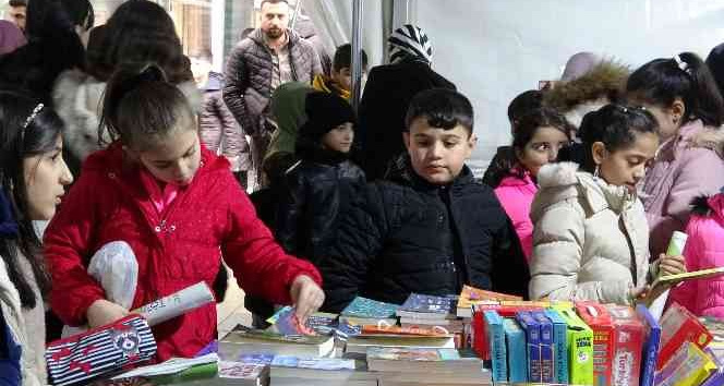 Kitap fuarı çocuklar ile cıvıl cıvıl oldu