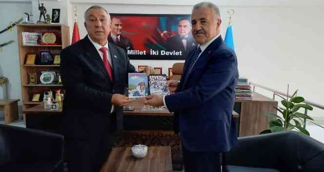 Serdar Ünsal, “Yüreğim İrevan’da Kaldı” romanını Eski Bakan ve Milletvekili Ahmet Arslan’a hediye etti