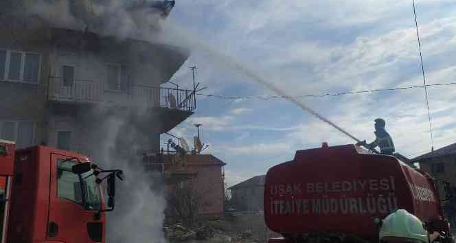 4 katlı binada çıkan yangında karı koca dumandan etkilendi