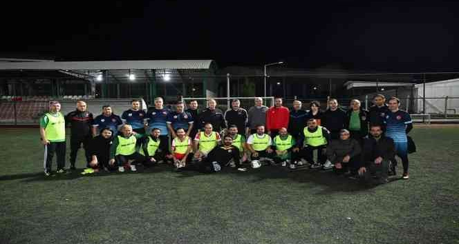 Protokol ve gazeteciler dostluk maçında bir araya geldi