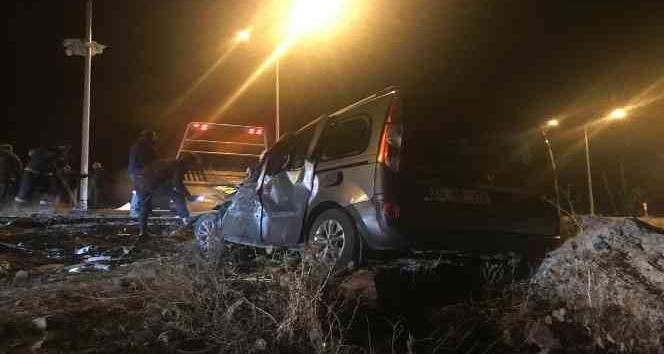Ardahan’da otomobilin kamyonete çarpma anı kamerada