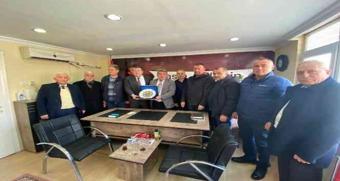 Tekin’den gazetecilere plaket