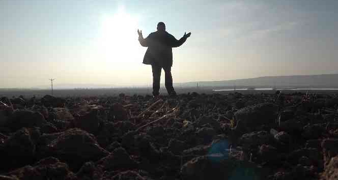 Çiftçiyi tedirgin eden tehlike: Kuraklık toprağı taş gibi yaptı