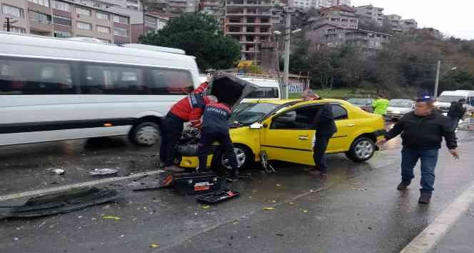 Ticari taksi kamyonetle çarpıştı: 2 yaralı