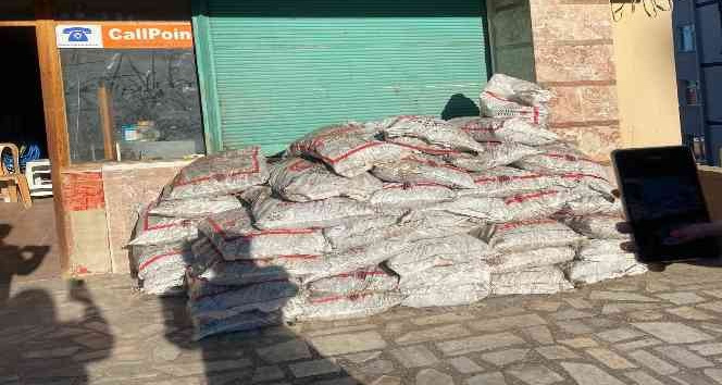 Yardım için verilen kömürleri satarken yakalandı