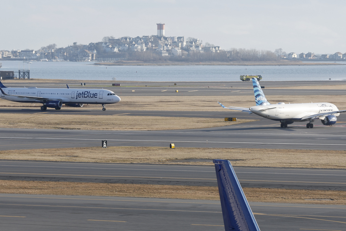 ABD’de iç hat uçuşları kademeli olarak yeniden başladı