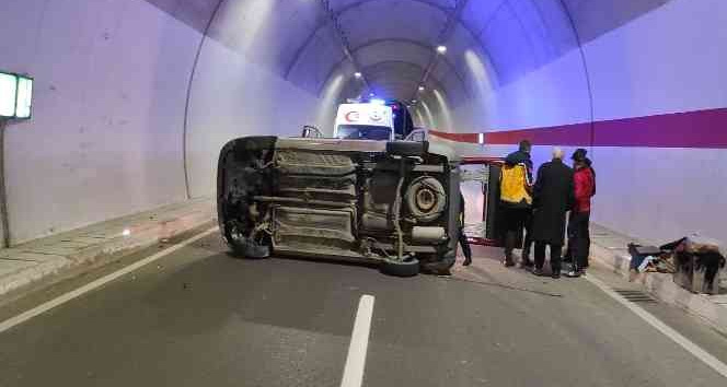Hafif ticari araç tünel içinde yan yattı: 2 yaralı