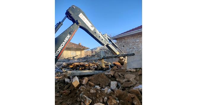 Uşak’ta tehlikeli metruk binalar yıkıldı