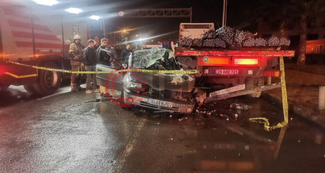 İzmirde tıra çarpan otomobil hurdaya döndü: 1 ölü