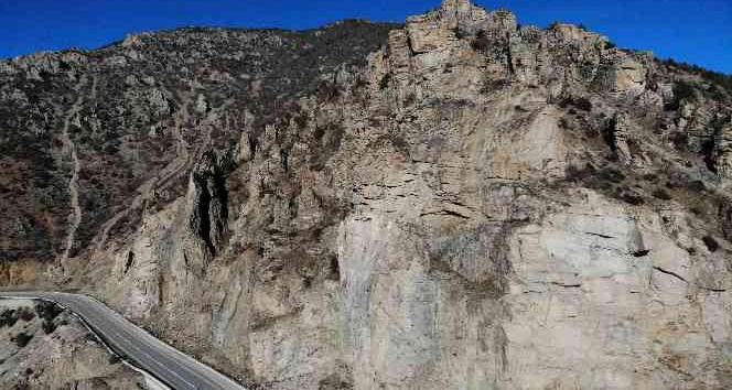 Gümüşhane-Kürtün karayolunda yamaçlarda bulunan kayalar faciaya davetiye çıkarıyor