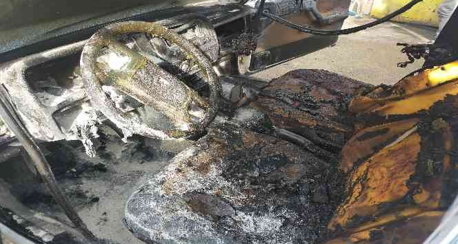 Sanayiye tamire getirilen otomobil alev aldı