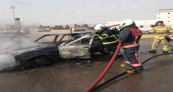 Mardin’de seyir halindeki otomobil alev alev yandı