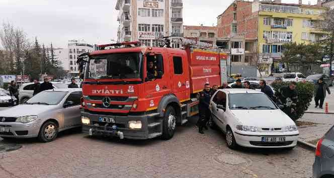 Depoda çıkan yangın itfaiye ve vatandaş seferberliğiyle söndürüldü