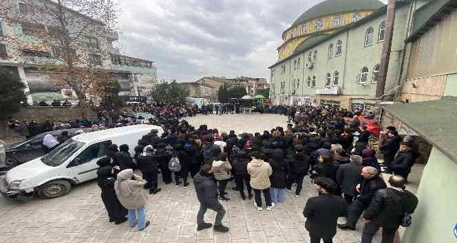 Beşinci kattan boş havuza düşen öğretmen, son yolculuğuna uğurlandı