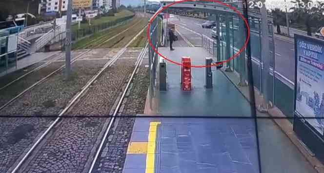 Otomobilin tramvay istasyonuna çarpma anı kamerada