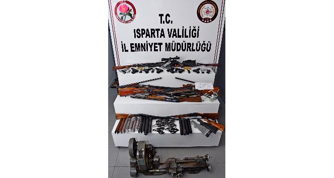 Isparta’da eş zamanlı kaçak silah operasyonu