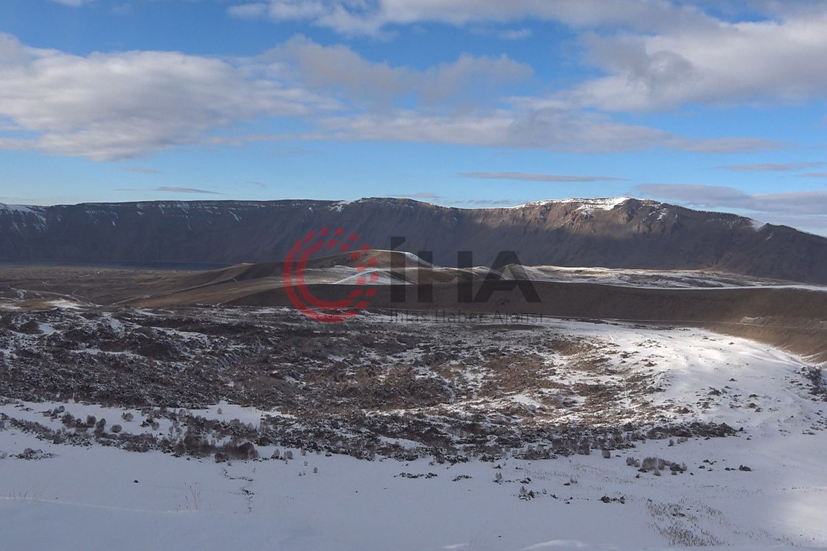 Nemrut Krater Gölü&#039;nde iki mevsim bir arada yaşanıyor