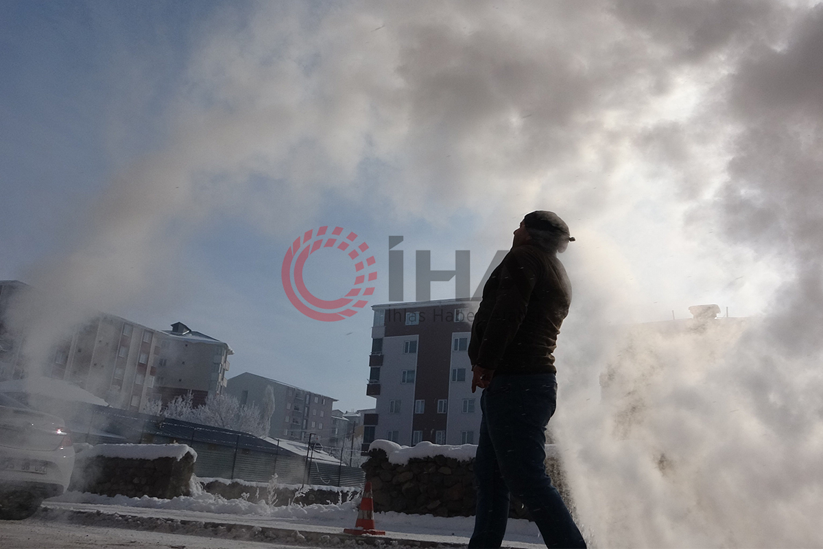 Ardahan buz kesti, havaya serpilen sıcak su bile dondu