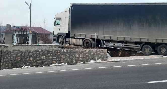 Bingöl’de freni boşalan tır, istinat duvarına çıkarak durdu