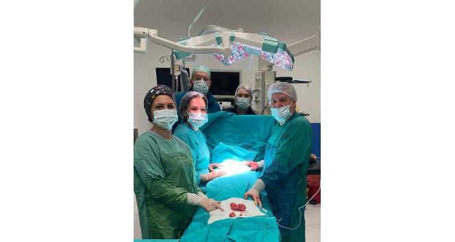 Mesanesinden 5 santimetrelik taş çıkarıldı