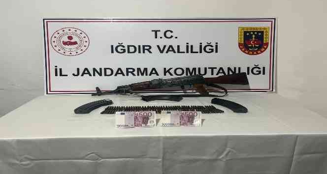 Iğdır’da kaleşnikof ve sahte döviz ele geçirildi