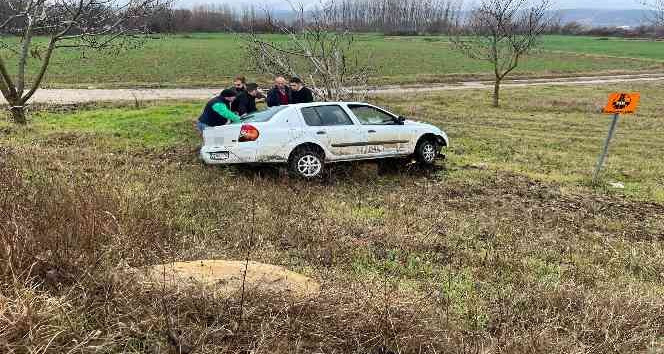 Kontrolden çıkan otomobil yol dışına uçtu: 3 yaralı