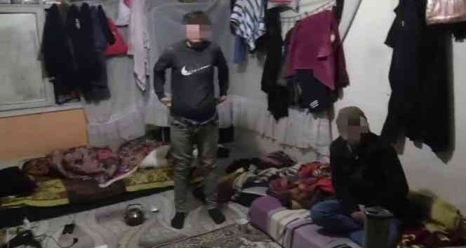 İzmir’de ’şok evleri’ne polis baskını: 70 düzensiz göçmen ile 7 organizatör yakalandı