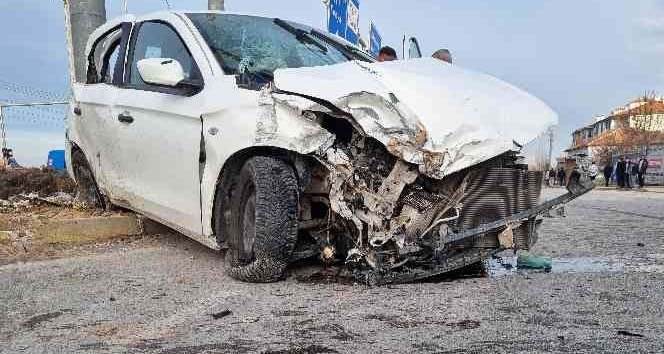 Aksaray’da tır otomobil ile çarpıştı: 5 yaralı