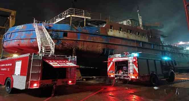 Altınova Tersaneler Bölgesi’nde gemi yangını: 3 kişi dumandan etkilendi