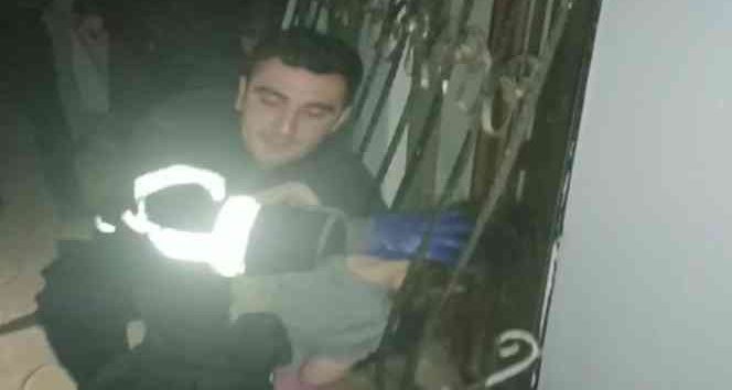 Pencerenin demirine sıkışan çocuğu itfaiye kurtardı