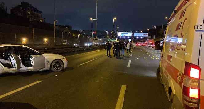 Haliç Köprüsü’nde bir otomobile düzenlenen silahlı saldırı sonucu ölü ve yaralıların olduğu öğrenildi. Haliç Köprüsü E-5 orta şeridi trafiğe kapatıldı. Polis ekiplerinin olay yerinde çalışmaları sürüyor.
