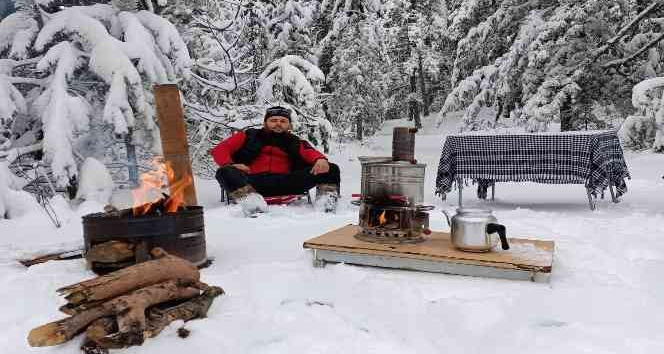 Ulus Dağı’na yağan kar, vatandaşları zirvede buluşturdu