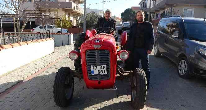 37 yıl boyunca kullandığı traktörünü sattığı için üzüldü, oğlu geri alıp hediye etti