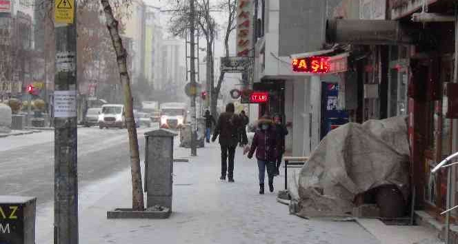 Kars’ta beklenen kar yağdı