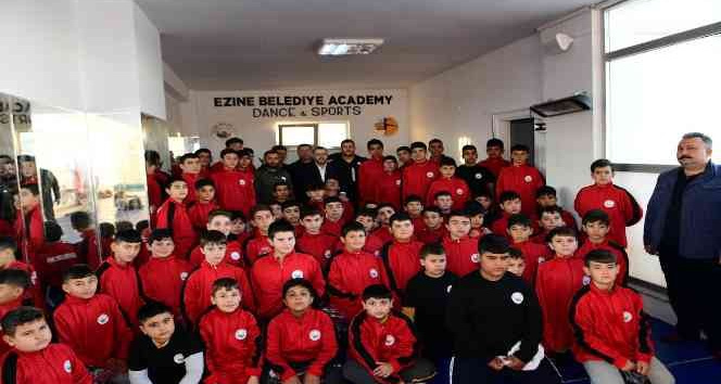 Başkan Yüksel, güreş kursuna katılan sporcularla bir araya geldi